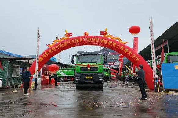 50台自装车双城批量托付，中国重汽以硬核气力赋能绿色城建